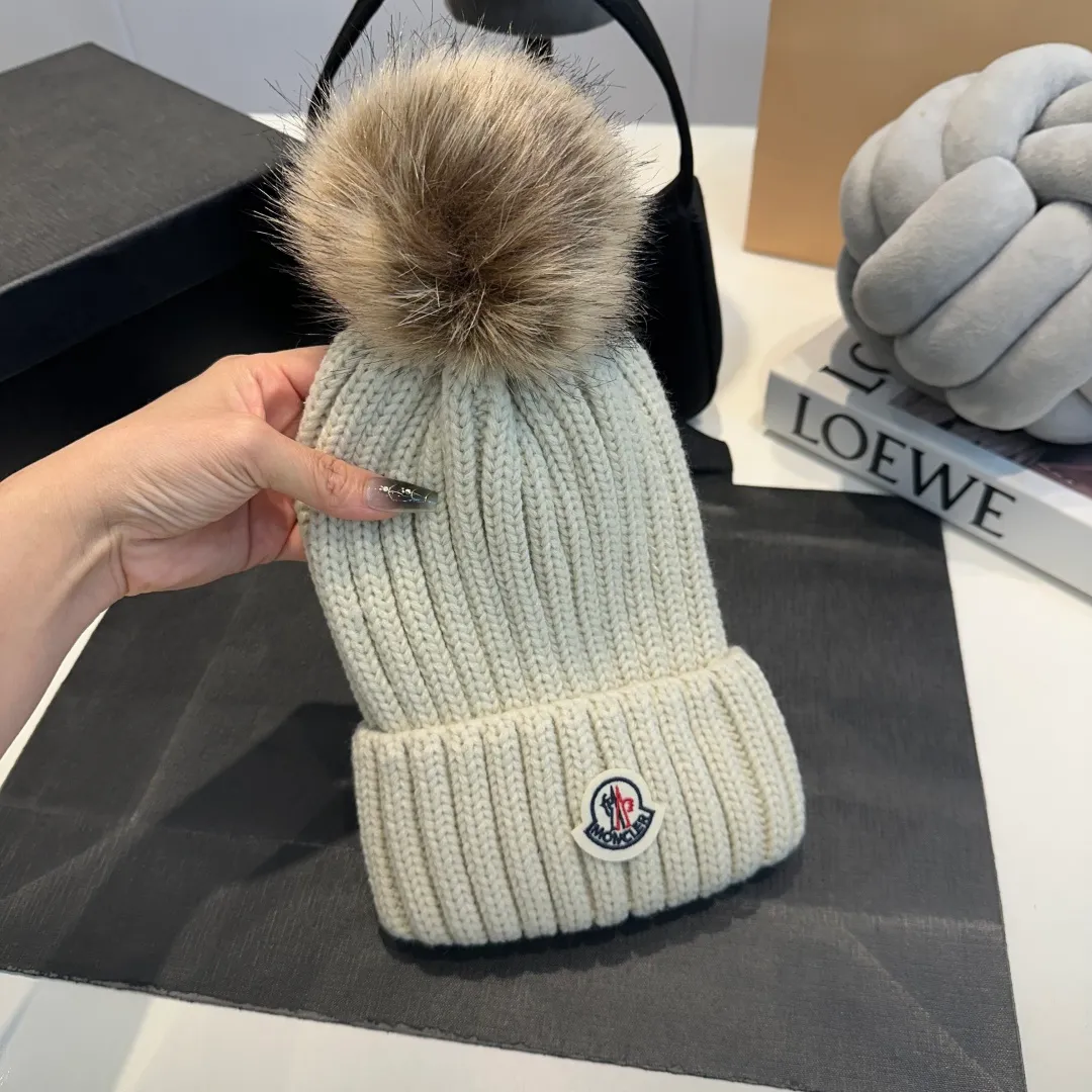 P50 high version Moncler Moncler 💥 Official website classic knitted hat, replica of the original. Very soft and skin-friendly, very elastic 💓 Textured and very versatile style ~ Warm cashmere woolen hat, one size fits all and elastic ~ Unisex, can be worn by any head size. Super quality, highly recommended