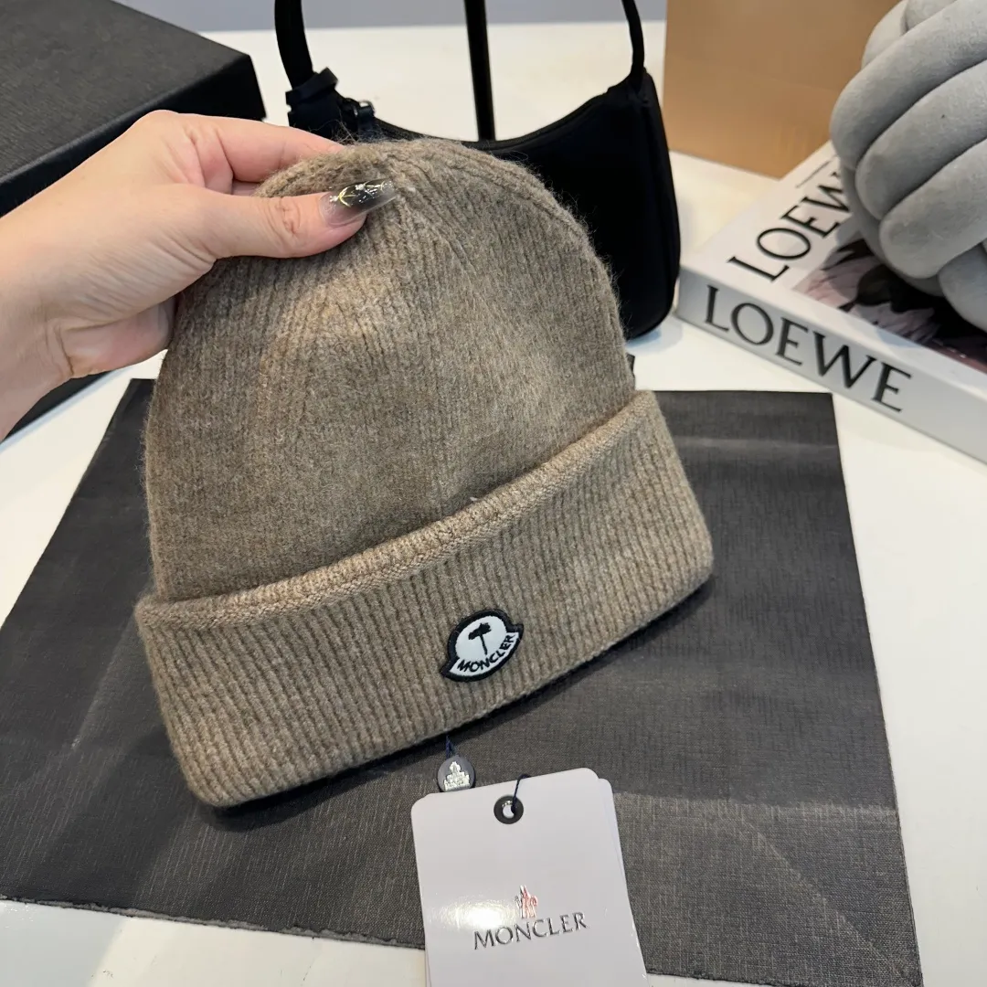 P70 MONCLER muffled knitted beanie, good quality, high-end and elegant, super popular 💖The texture is great, it’s great to match when out on the street! Fashion trends! A must-have item for winter, the same style for men and women, get it now!