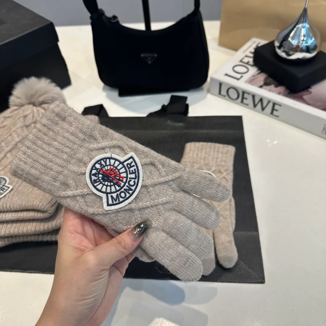 P160 Moncler muzzle suit 2025 autumn and winter style cuffed wool knitted beanie + scarf + gloves High quality customization! This must be my favorite of minimalism. It is clean, neat, fashionable and versatile, and will definitely not be picky about your face shape! A fashionable classic that lasts forever!