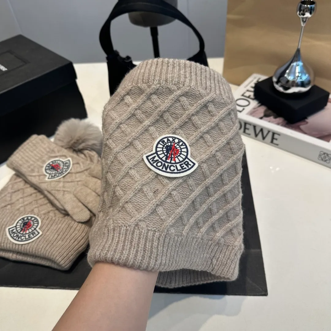 P160 Moncler muzzle suit 2025 autumn and winter style cuffed wool knitted beanie + scarf + gloves High quality customization! This must be my favorite of minimalism. It is clean, neat, fashionable and versatile, and will definitely not be picky about your face shape! A fashionable classic that lasts forever!