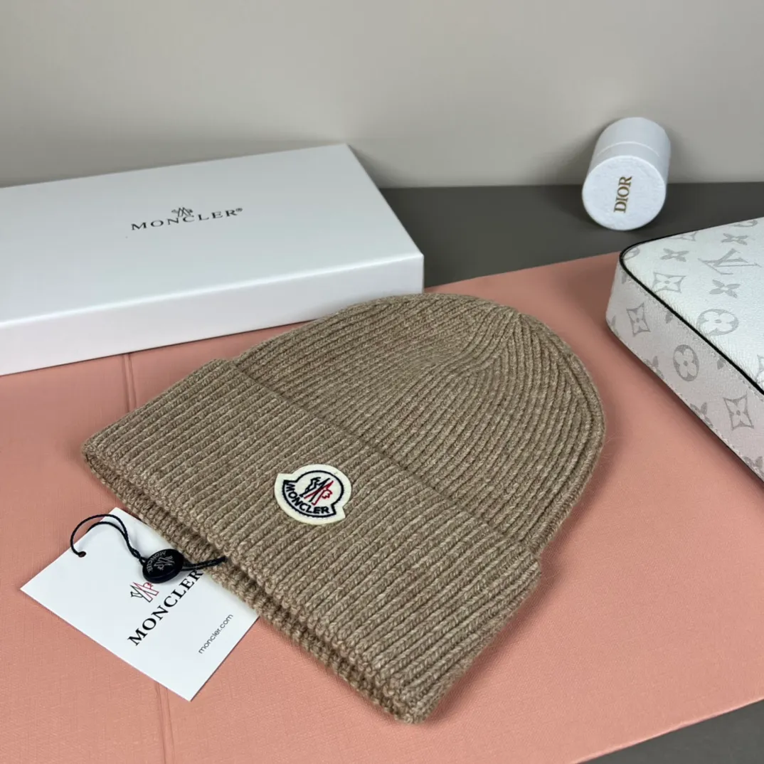 P50 comes with dust bag 🌺【MONCLER】Official website classic model, pay attention to the quality, the only one in the market that pays attention to quality details, 70% wool, 30% rabbit fur knitted hat! The same style for men and women, thicker and warmer, fashionable and popular 🌸First-class quality, the best brand for warmth in autumn and winter, order now, limited edition