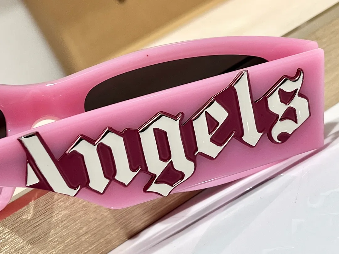 🉐️320 The new trendy brand of celebrities and fashionistas. Founded by the art director of Palm Angels MONCLER, American culture and Italian craftsmanship are perfectly combined. PALM ANGELS Mod:PER1001 Size:51-19-145.