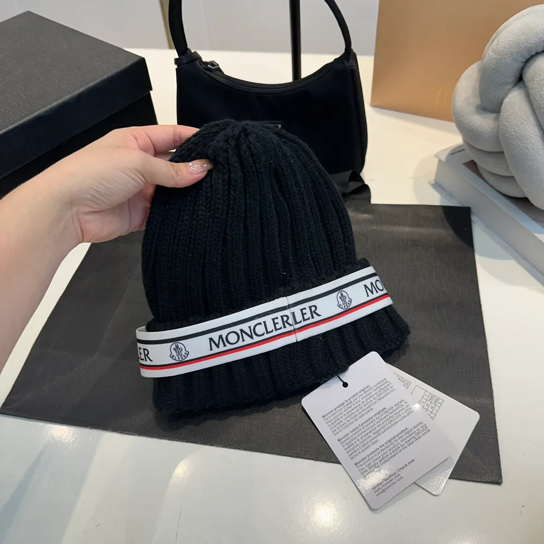P70 Moncler Mouth Mouth, the latest model from the official website 🆕 Thick knitted beanie for autumn and winter. The knitted hat is a must-have for winter wear®️. It not only has the function of preventing cold, but also serves as a match to enhance the winter atmosphere. At the same time, thick knitted beanie is also very friendly to friends with big heads!