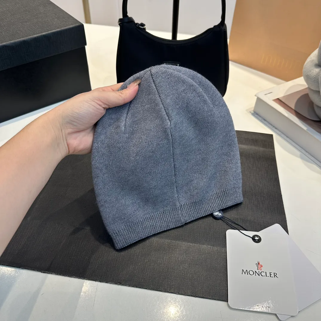 P50 Moncler 💥 Official website classic knitted hat, replica of the original. Very soft and skin-friendly, very elastic 💓 Textured and very versatile style ~ Warm cashmere woolen hat, one size fits all and elastic ~ Unisex, can be worn by any head size. Super quality, highly recommended