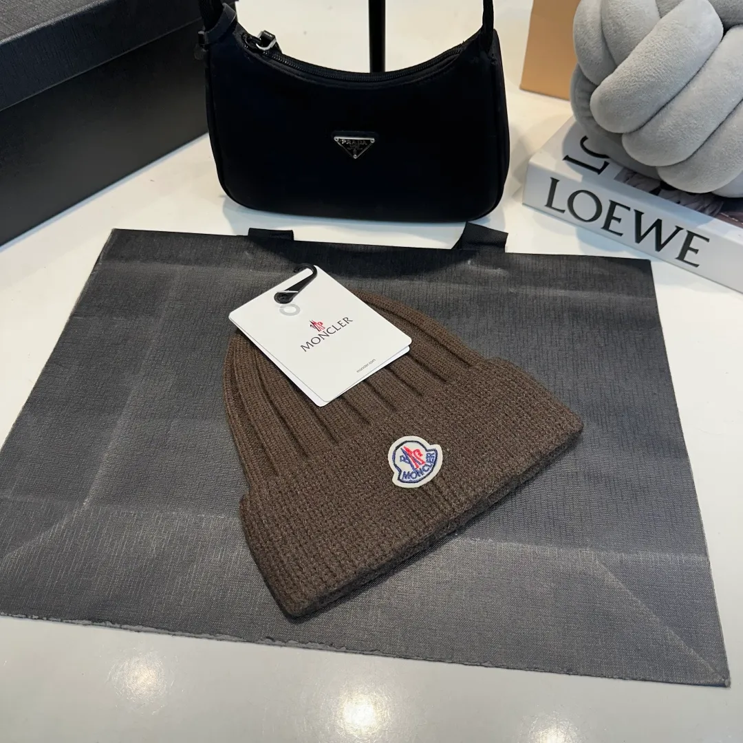 P50 Moncler 2025 early autumn and winter classic knitted hat, original replica. Very soft and skin-friendly, very elastic 💓 Textured and very versatile style ~ Warm cashmere woolen hat, one size fits all and elastic ~ Unisex, can be worn by any head circumference. Super good quality, highly recommended