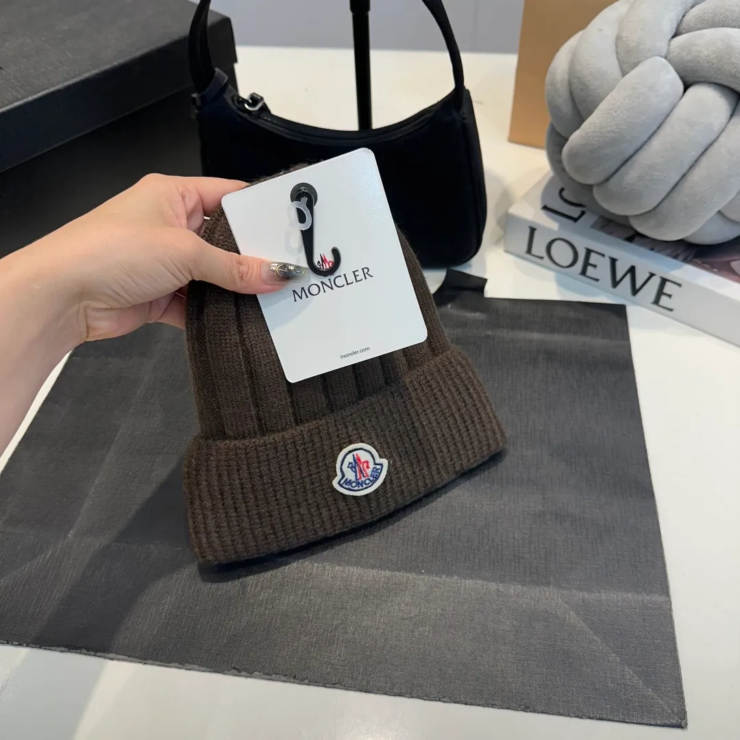 P50 Moncler 2025 early autumn and winter classic knitted hat, original replica. Very soft and skin-friendly, very elastic 💓 Textured and very versatile style ~ Warm cashmere woolen hat, one size fits all and elastic ~ Unisex, can be worn by any head circumference. Super good quality, highly recommended