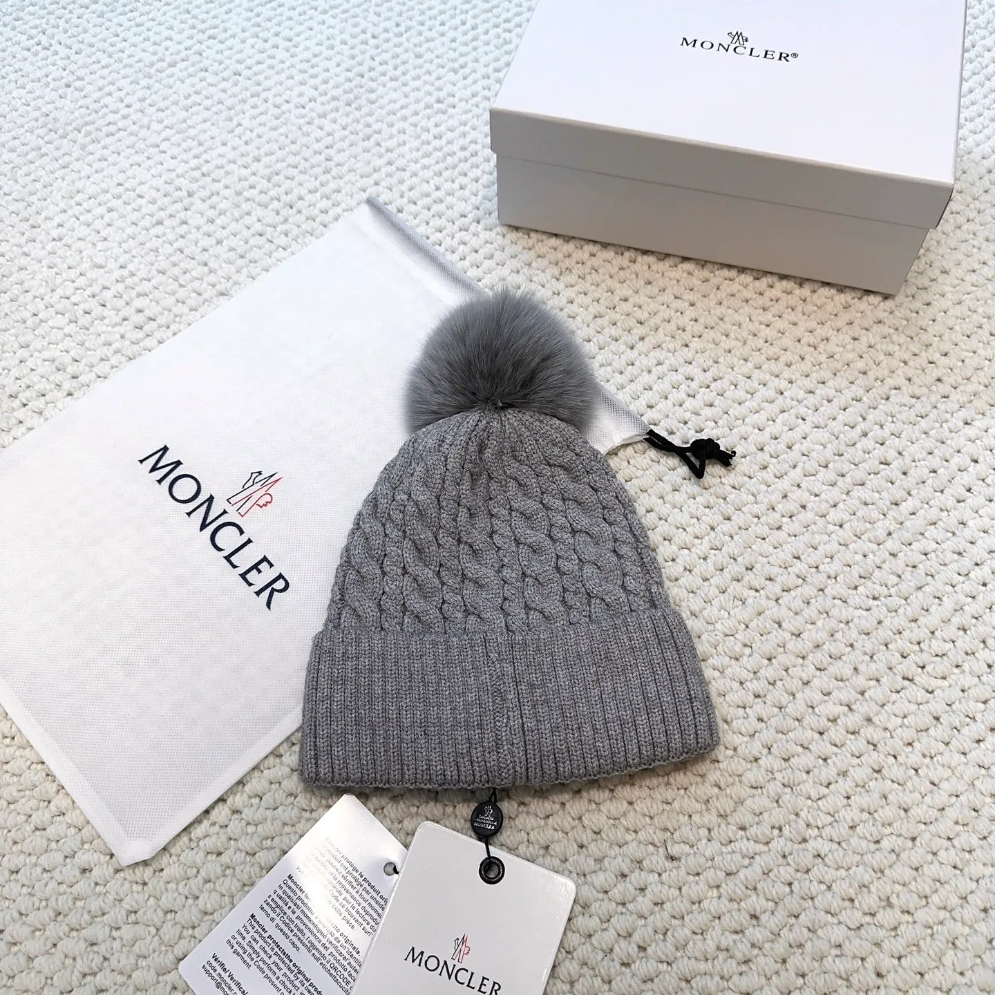 P80 with dust bag, high version Moncler Moncler 💥Official website classic knitted hat, replica of the original. Very soft and skin-friendly, very elastic 💓 Textured and very versatile style ~ Warm cashmere woolen hat, one size fits all and elastic ~ Unisex, can be worn by any head size. Super quality, highly recommended