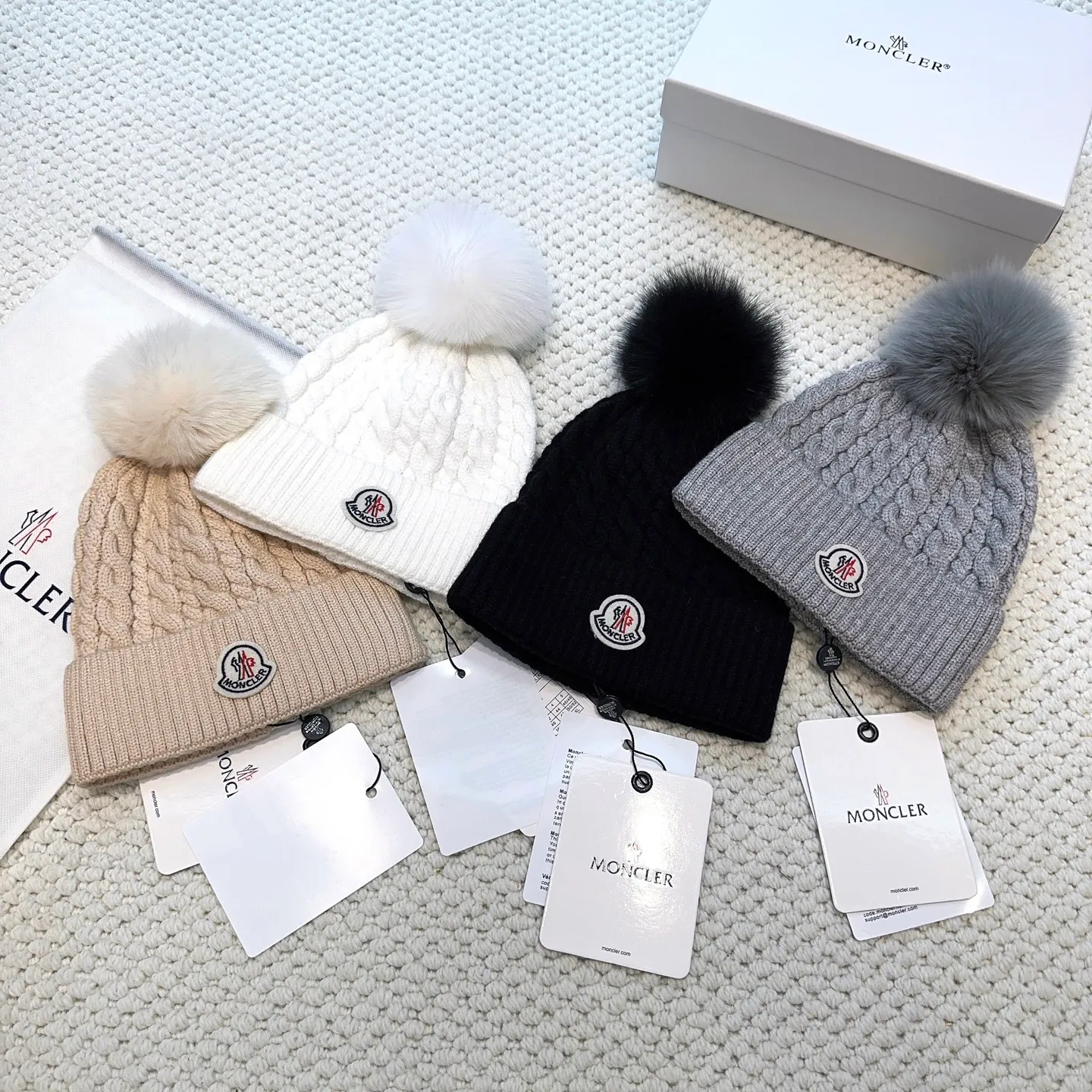P80 with dust bag, high version Moncler Moncler 💥Official website classic knitted hat, replica of the original. Very soft and skin-friendly, very elastic 💓 Textured and very versatile style ~ Warm cashmere woolen hat, one size fits all and elastic ~ Unisex, can be worn by any head size. Super quality, highly recommended