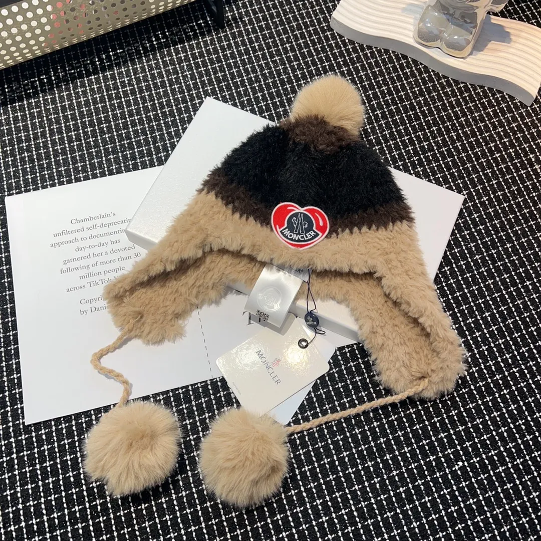Special batch of 76💰 Moncler Mouth Mouth 🍁Puff Knitted Beanie Hat 🤩🤩The advantage is that the top is super revealing and small, and you get a plush texture‼ ️Sweet and versatile, it can be easily controlled by both big and small heads, and the color is also very high-end. 📸It’s perfect for taking photos when traveling~