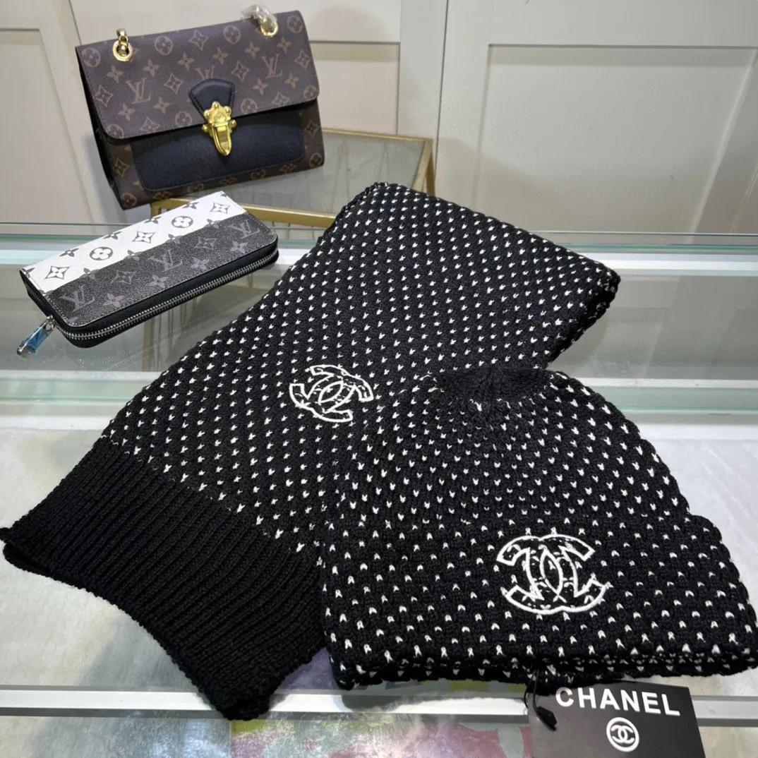 P180 GUCCI classic suit hat! Hat ➕Scarf! Cashmere and Rabbit Velvet Quality! It's warm and super comfortable. This winter, all you need is a set of hats. It's warm and fashionable! Unisex model! Can be made as a couple model! Complete range of anti-counterfeiting labels and elevators! Many styles, welcome to choose!!