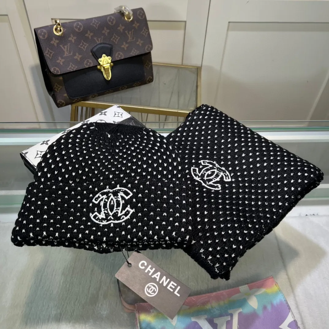P180 GUCCI classic suit hat! Hat ➕Scarf! Cashmere and Rabbit Velvet Quality! It's warm and super comfortable. This winter, all you need is a set of hats. It's warm and fashionable! Unisex model! Can be made as a couple model! Complete range of anti-counterfeiting labels and elevators! Many styles, welcome to choose!!