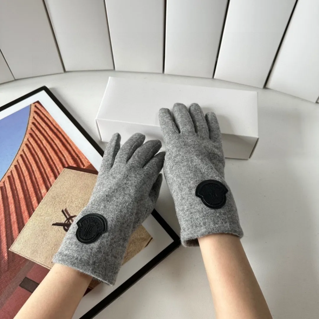 Special P110 comes with packaging. Moncler's new gloves, fashionable gloves, a must-have for autumn and winter, classic and simple💕super comfortable, soft and versatile!