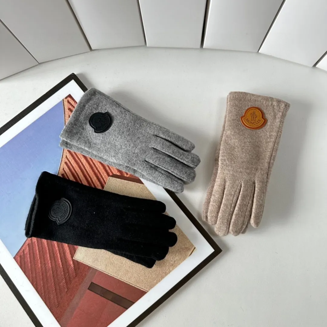 Special P110 comes with packaging. Moncler's new gloves, fashionable gloves, a must-have for autumn and winter, classic and simple💕super comfortable, soft and versatile!