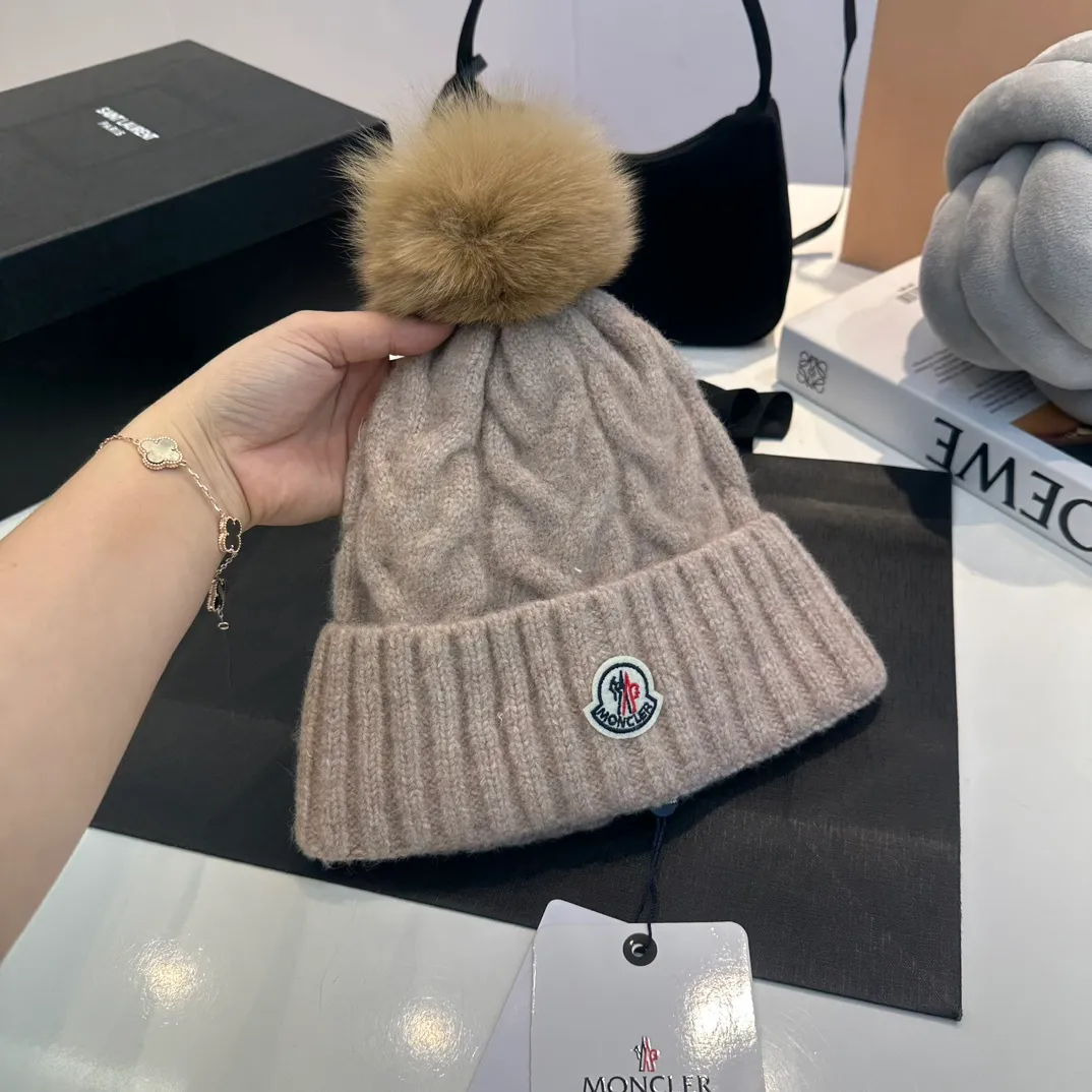 P90 Moncler👒high-end genuine exclusive style, hemp flower knitted hat, made of selected wool, skin-friendly and super soft‼ ️Paired with fox fur balls, it is very age-reducing‼ ️Complete trademark hangtags