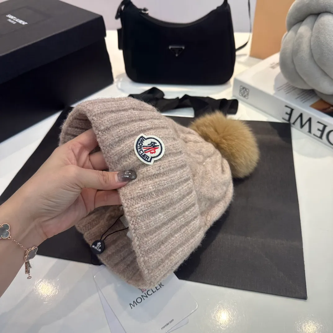 P90 Moncler👒high-end genuine exclusive style, hemp flower knitted hat, made of selected wool, skin-friendly and super soft‼ ️Paired with fox fur balls, it is very age-reducing‼ ️Complete trademark hangtags