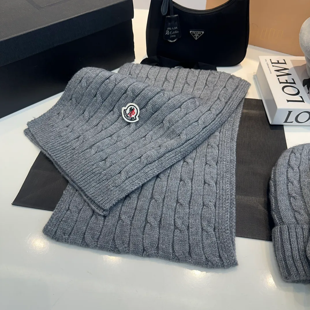 P180 Moncler autumn and winter counter model knitted beanie + scarf + gloves three-piece set, classic pattern, warm and fashionable! Fashionable and popular 🌸First-class texture, pure wool