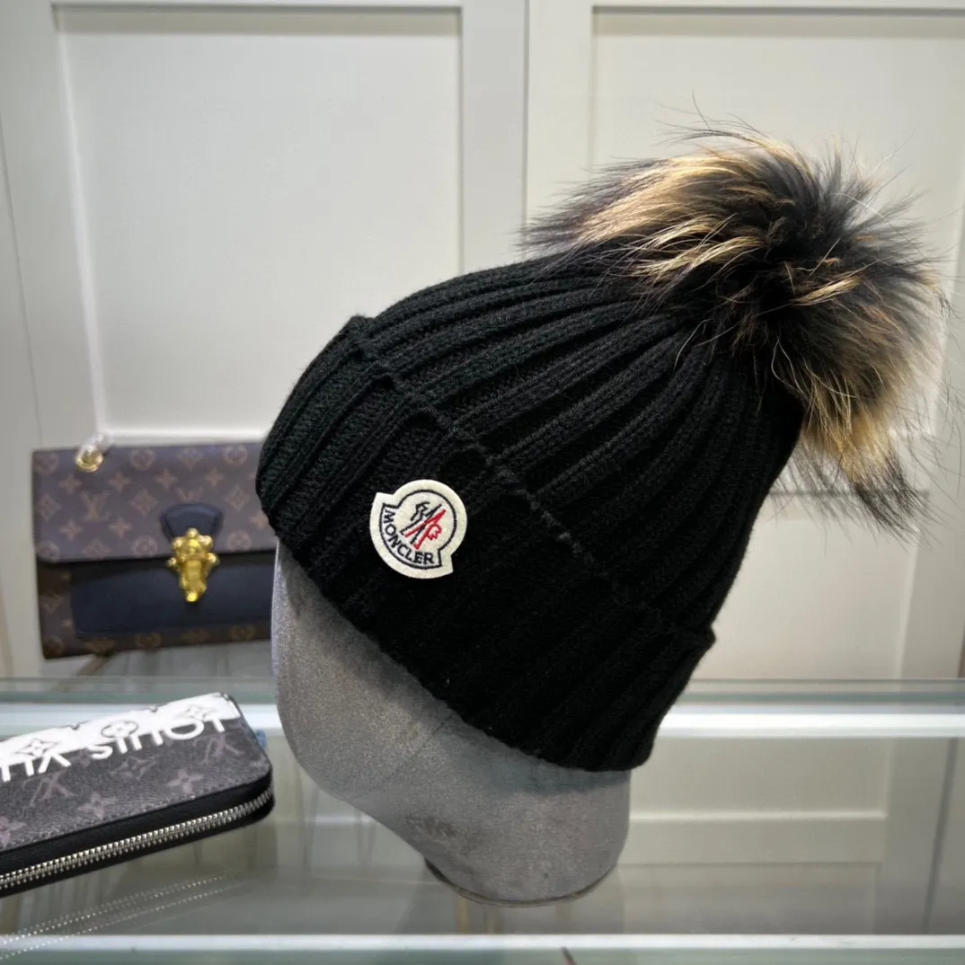 P70 comes with dust-proof bag. Mouth-mounted MONCLER 〈Suitable for adults, children, children and teenagers, great elasticity,〉 Comes with wool ball knitting! The latest wool knitted hat from the official website, a replica of the original one from the official website. Very soft and skin-friendly, with good elasticity! Textured and very versatile style~ Warm woolen hat, one size fits all and elastic~ Unisex, can be worn by any head size. Really recommended