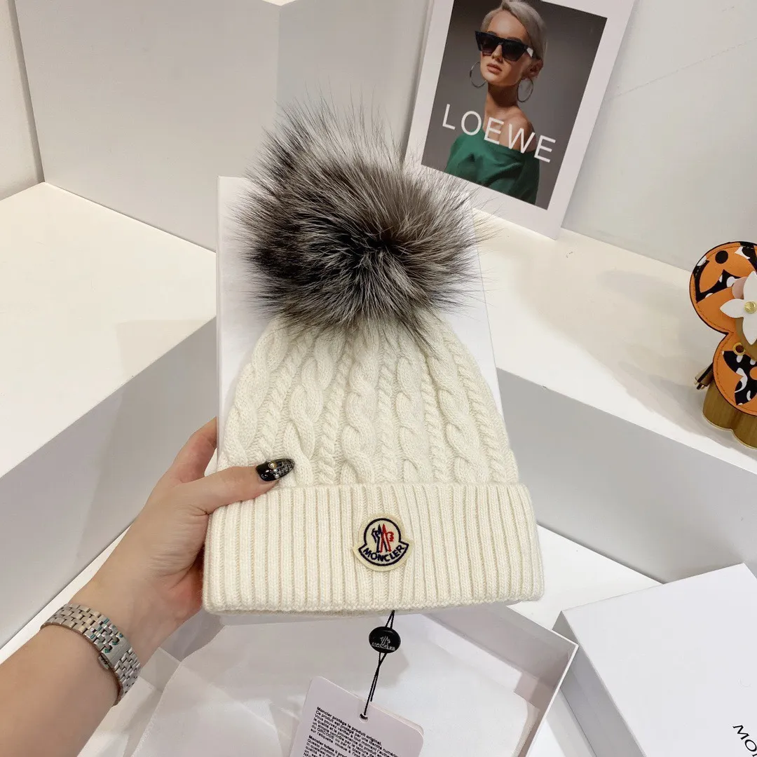 Special batch of 120 Moncler autumn and winter women's wool knitted warm knitted hats. Cashmere soft and waxy texture, genuine enjoyment. Extra large fox fur ball 1:1 customized, original label! High quality in stock