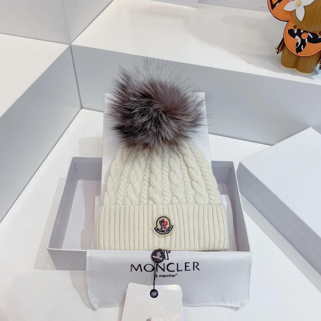 Special batch of 120 Moncler autumn and winter women's wool knitted warm knitted hats. Cashmere soft and waxy texture, genuine enjoyment. Extra large fox fur ball 1:1 customized, original label! High quality in stock