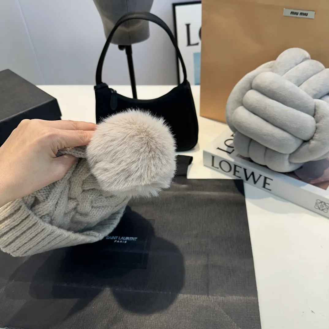 P70 Moncler 💥 Official website classic knitted hat, replica of the original. Very soft and skin-friendly, very elastic 💓 Textured and very versatile style ~ Warm cashmere woolen hat, one size fits all and elastic ~ Unisex, can be worn by any head size. Super quality, highly recommended