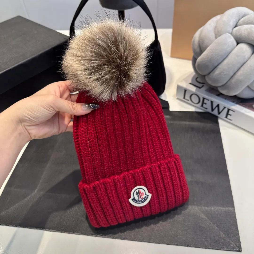 P50 high version Moncler Moncler 💥 Official website classic knitted hat, replica of the original. Very soft and skin-friendly, very elastic 💓 Textured and very versatile style ~ Warm cashmere woolen hat, one size fits all and elastic ~ Unisex, can be worn by any head size. Super quality, highly recommended