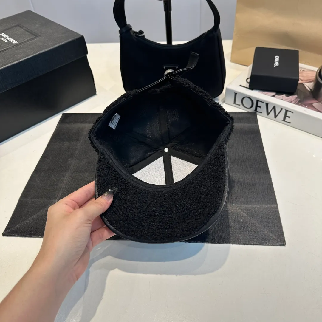 P 54 MONCLER lambswool and leather baseball cap with mouth, suitable for young and fashionable people, with strong visual effect, three-dimensional letters, good-looking and high-quality!