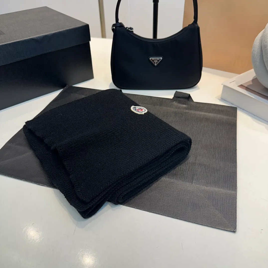 P160 Moncler muzzle suit autumn and winter style cuffed wool knitted beanie High quality customization! This must be my favorite of minimalism. It is clean, neat, fashionable and versatile, and will definitely not be picky about your face shape! A fashionable classic that lasts forever! Both men and women are welcome!