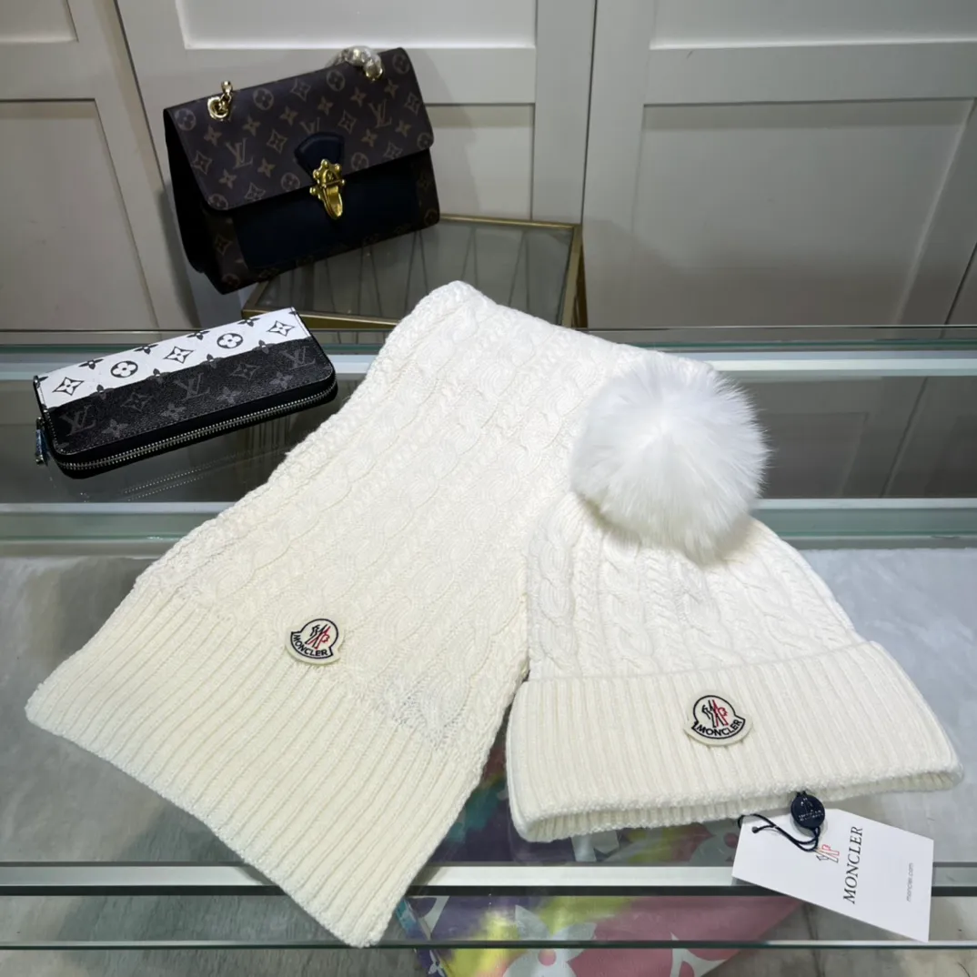 P170 MONCLER classic suit hat! Hat ➕Scarf! Cashmere and Rabbit Velvet Quality! It's warm and super comfortable~A great tool for young ladies to reduce their age in winter~This winter, all you need is a set of hats~It's warm and fashionable! Unisex model! Can be made as a couple model! Complete range of anti-counterfeiting labels and elevators! Many styles, welcome to choose!!