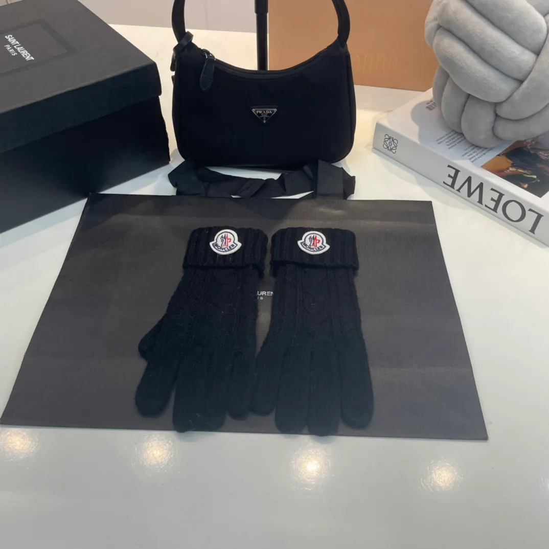 P180 Moncler wool knitted three-piece set, gloves + hat + scarf set ❄️ Wool knitted, super cute with cashmere scarf, a must-have for autumn and winter