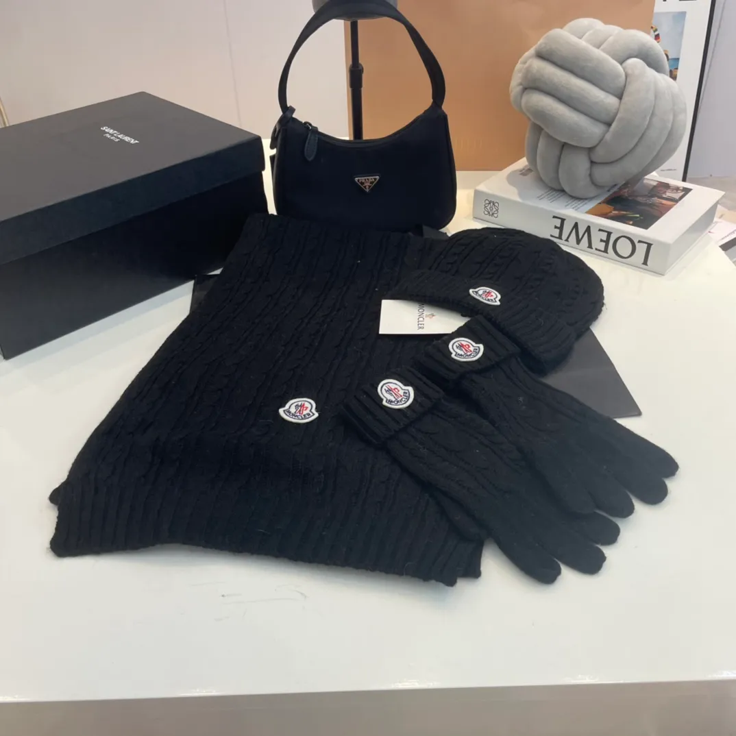 P180 Moncler wool knitted three-piece set, gloves + hat + scarf set ❄️ Wool knitted, super cute with cashmere scarf, a must-have for autumn and winter