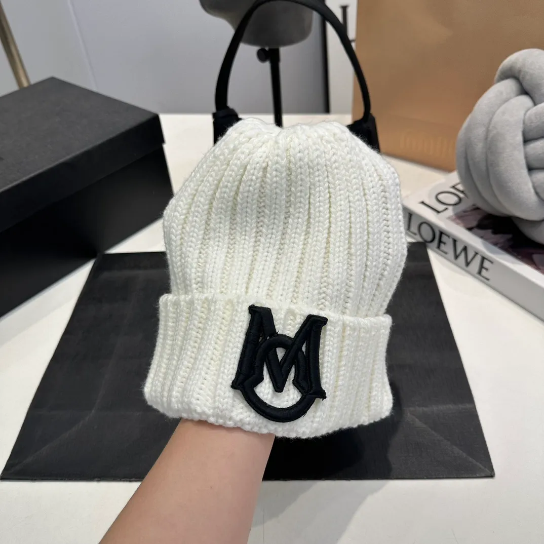 P60 Moncler 💥 Official website classic knitted hat, replica of the original. Very soft and skin-friendly, very elastic 💓 Textured and very versatile style ~ Warm cashmere woolen hat, one size fits all and elastic ~ Unisex, can be worn by any head size. Super quality, highly recommended
