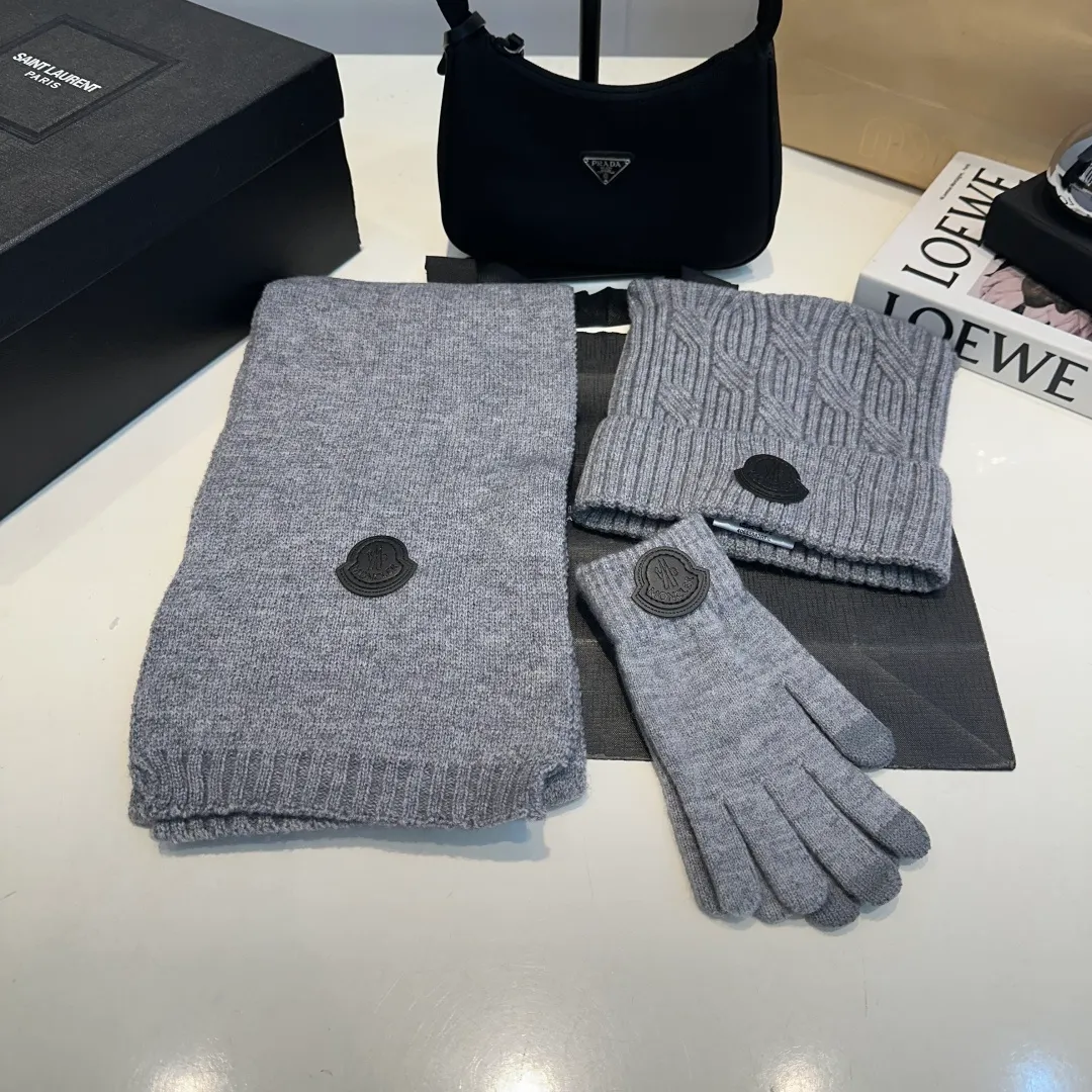 P150 Moncler three-piece muzzle suit autumn and winter cuffed wool knitted beanie. High-quality customization! This must be my favorite of minimalism. It is clean, neat, fashionable and versatile, and will definitely not be picky about your face shape! A fashionable classic that lasts forever! Both men and women are welcome!