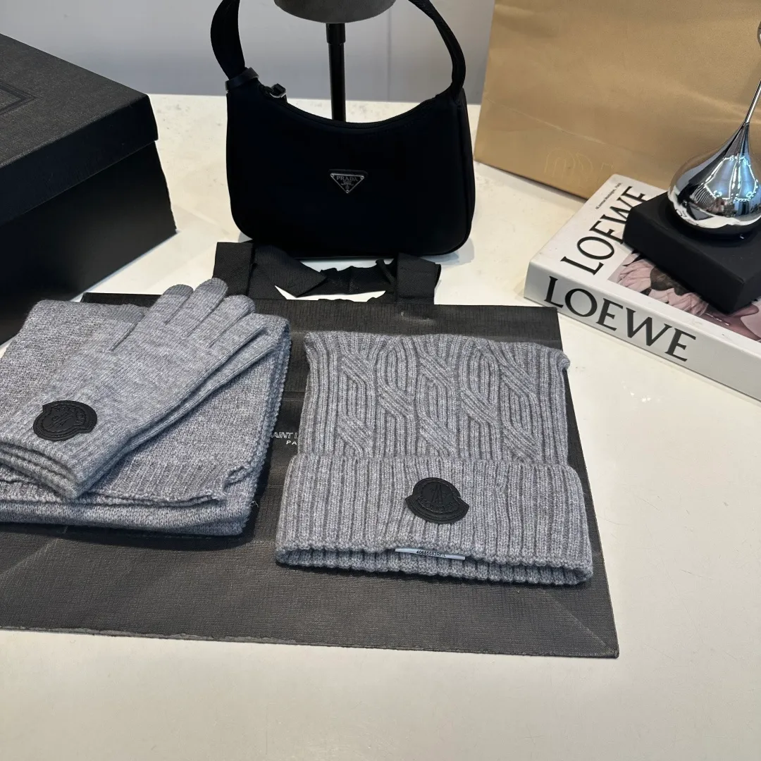 P150 Moncler three-piece muzzle suit autumn and winter cuffed wool knitted beanie. High-quality customization! This must be my favorite of minimalism. It is clean, neat, fashionable and versatile, and will definitely not be picky about your face shape! A fashionable classic that lasts forever! Both men and women are welcome!