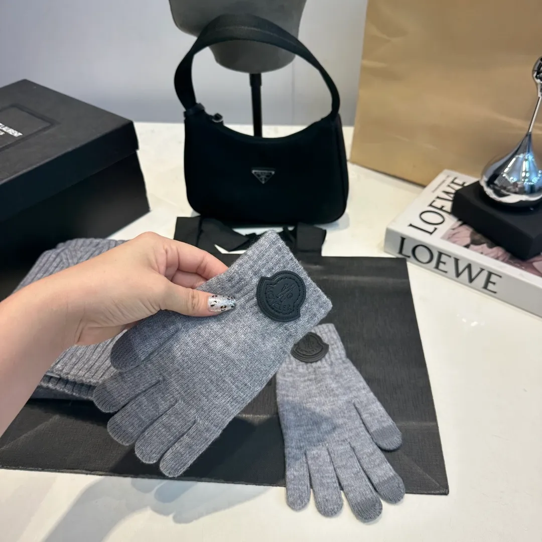 P150 Moncler three-piece muzzle suit autumn and winter cuffed wool knitted beanie. High-quality customization! This must be my favorite of minimalism. It is clean, neat, fashionable and versatile, and will definitely not be picky about your face shape! A fashionable classic that lasts forever! Both men and women are welcome!