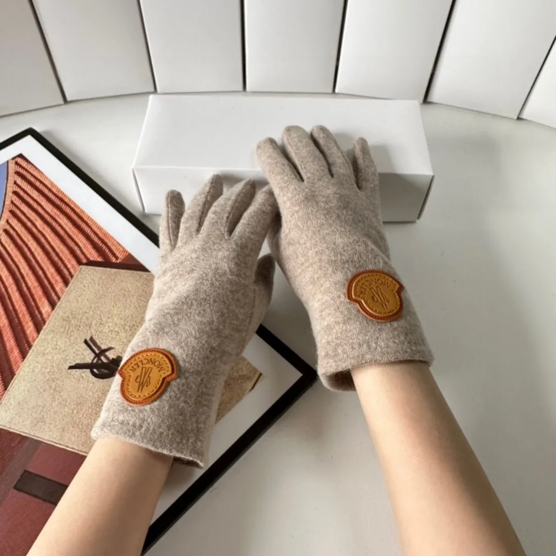 🉐️110 with packaging Moncler new gloves, fashionable gloves, a must-have for autumn and winter, classic and simple💕Super comfortable, soft and versatile!