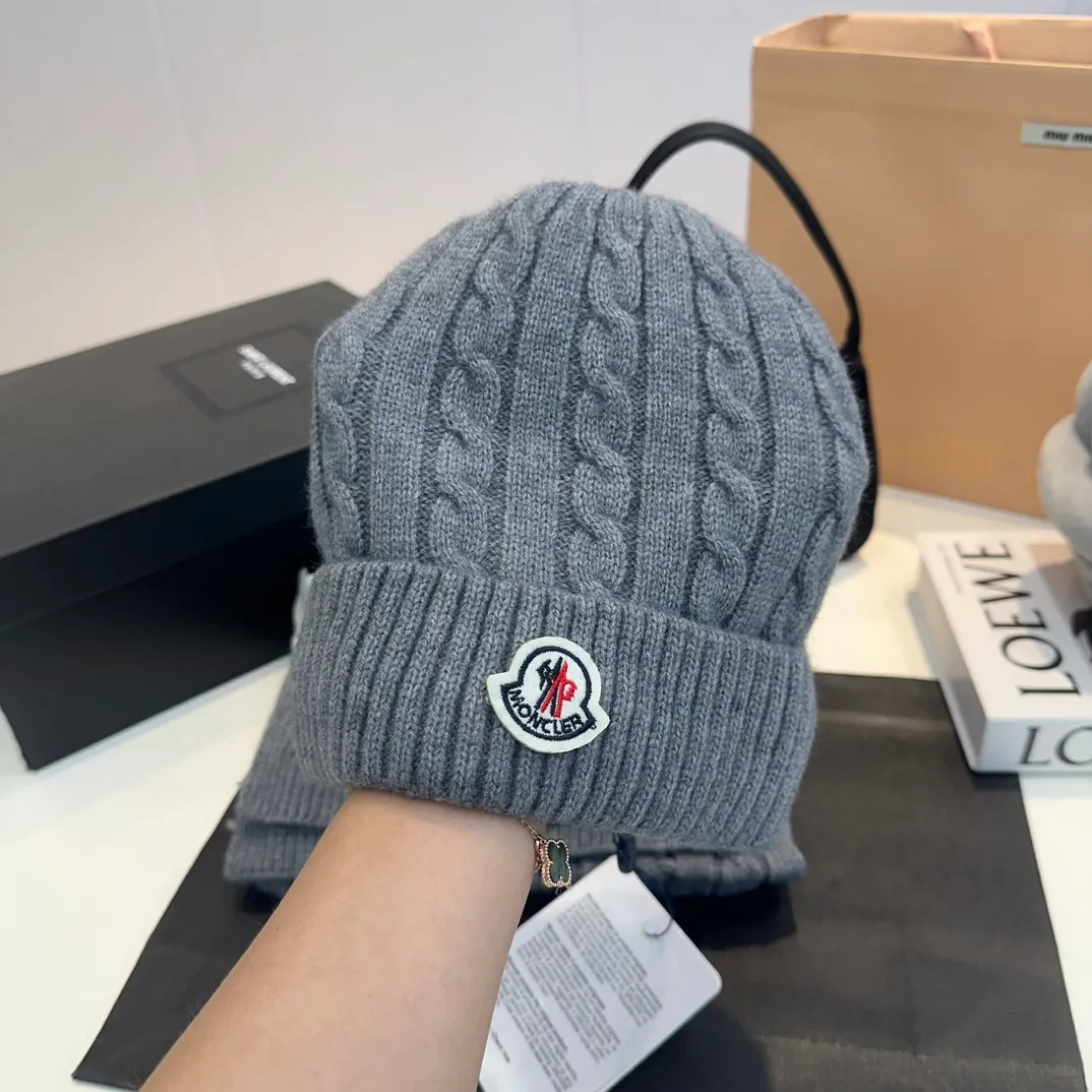 P180 Moncler autumn and winter counter model knitted beanie + scarf + gloves three-piece set, classic pattern, warm and fashionable! Fashionable and popular 🌸First-class texture, pure wool