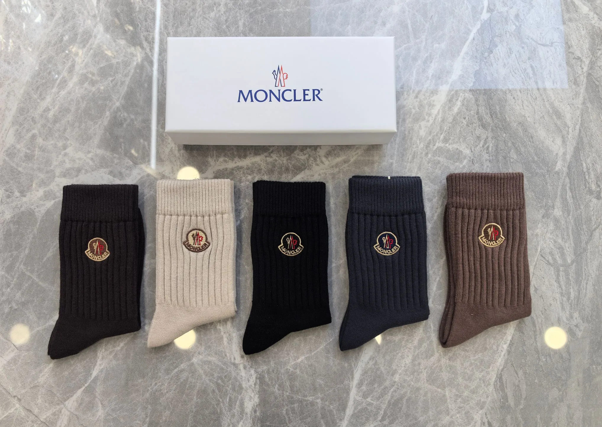Special P100💛 Comes with counter packaging MONCLER’s latest cashmere embroidered mid-length pile socks! Five pairs in a box, synchronized tube socks at the counter, 💛 big brands are out, a must-have for fashionistas 🔥 super easy to match