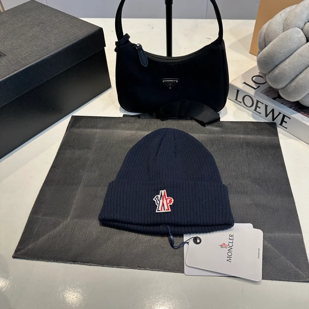 P50 MONCLER Mouth Mouth 🎩 Knitted Beanie, good quality, high-end, super soft! Super hot💖The texture is great and it’s great to match when out on the street! Fashion trends! A must-have item for autumn and winter, the same style for men and women is available now!
