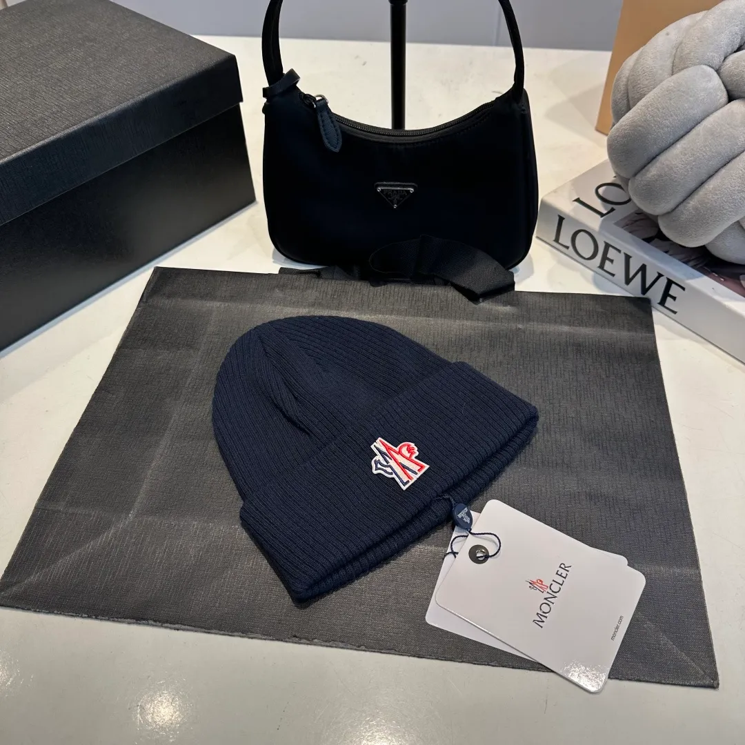 P50 MONCLER Mouth Mouth 🎩 Knitted Beanie, good quality, high-end, super soft! Super hot💖The texture is great and it’s great to match when out on the street! Fashion trends! A must-have item for autumn and winter, the same style for men and women is available now!