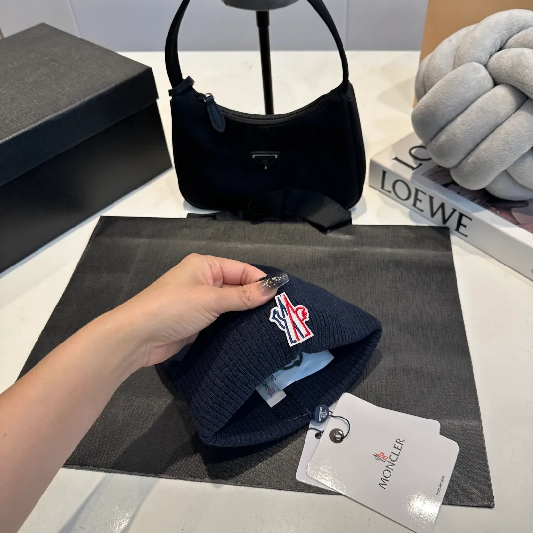 P50 MONCLER Mouth Mouth 🎩 Knitted Beanie, good quality, high-end, super soft! Super hot💖The texture is great and it’s great to match when out on the street! Fashion trends! A must-have item for autumn and winter, the same style for men and women is available now!