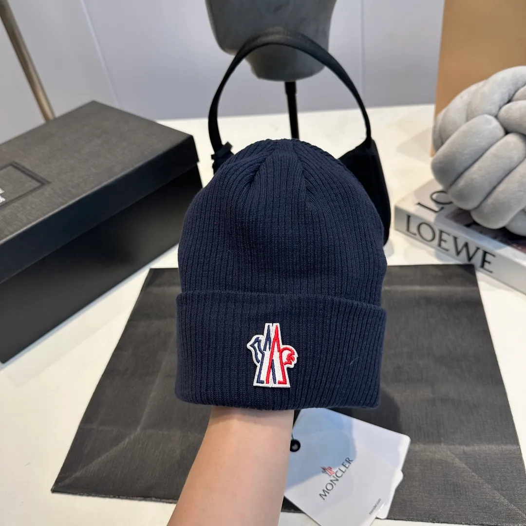 P50 MONCLER Mouth Mouth 🎩 Knitted Beanie, good quality, high-end, super soft! Super hot💖The texture is great and it’s great to match when out on the street! Fashion trends! A must-have item for autumn and winter, the same style for men and women is available now!
