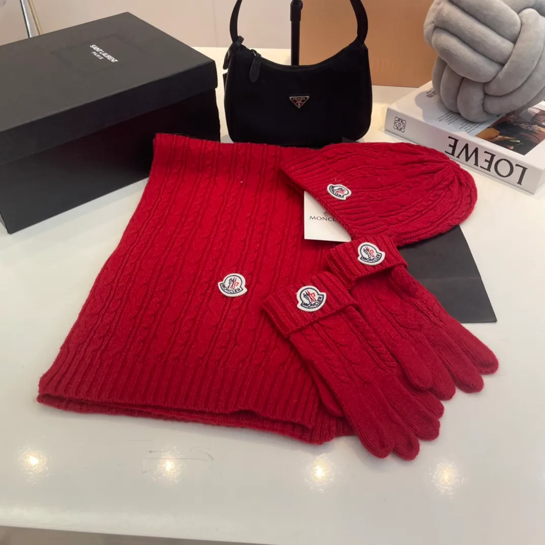 P180 Moncler wool knitted three-piece set, gloves + hat + scarf set ❄️ Wool knitted, super cute with cashmere scarf, a must-have for autumn and winter