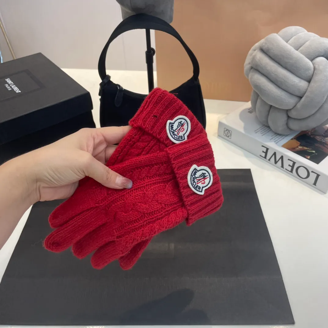 P180 Moncler wool knitted three-piece set, gloves + hat + scarf set ❄️ Wool knitted, super cute with cashmere scarf, a must-have for autumn and winter