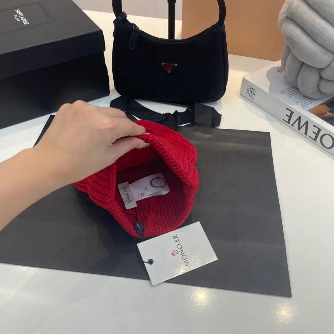 P180 Moncler wool knitted three-piece set, gloves + hat + scarf set ❄️ Wool knitted, super cute with cashmere scarf, a must-have for autumn and winter