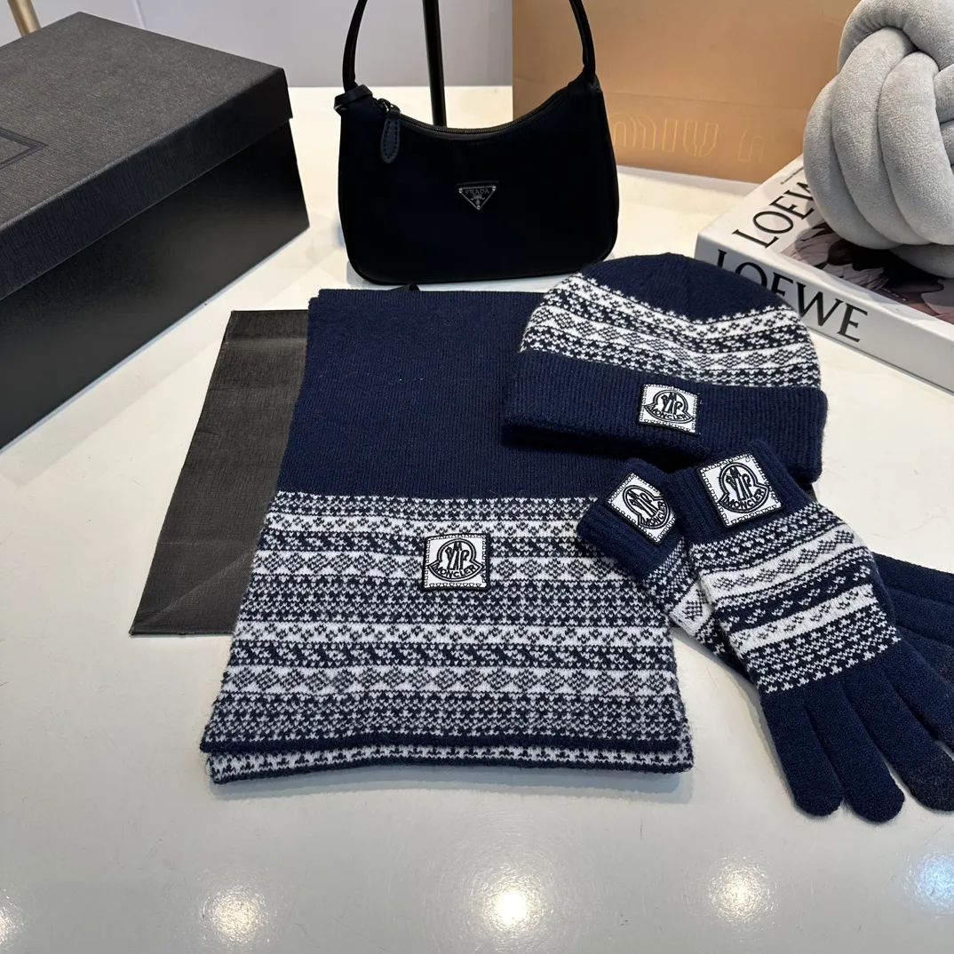 P170 Moncler Moncler 💥 Mouth three-piece set, gloves, hat, scarf, original replica. Very soft and skin-friendly, very elastic 💓 Textured and very versatile style ~ Warm, one-size-fits-all and elastic ~ Unisex, can be worn by any head size. Super quality, highly recommended