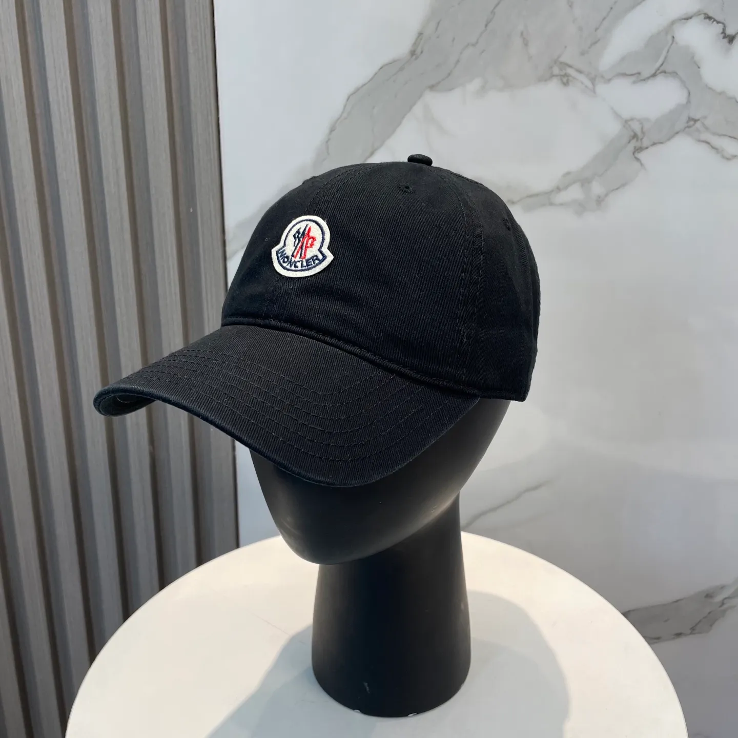 P50 MONCLER new baseball cap, a fashionable street item with a very good style, a favorite among Internet celebrities and fashion bloggers! High quality, comfortable and breathable, concave shape looks good
