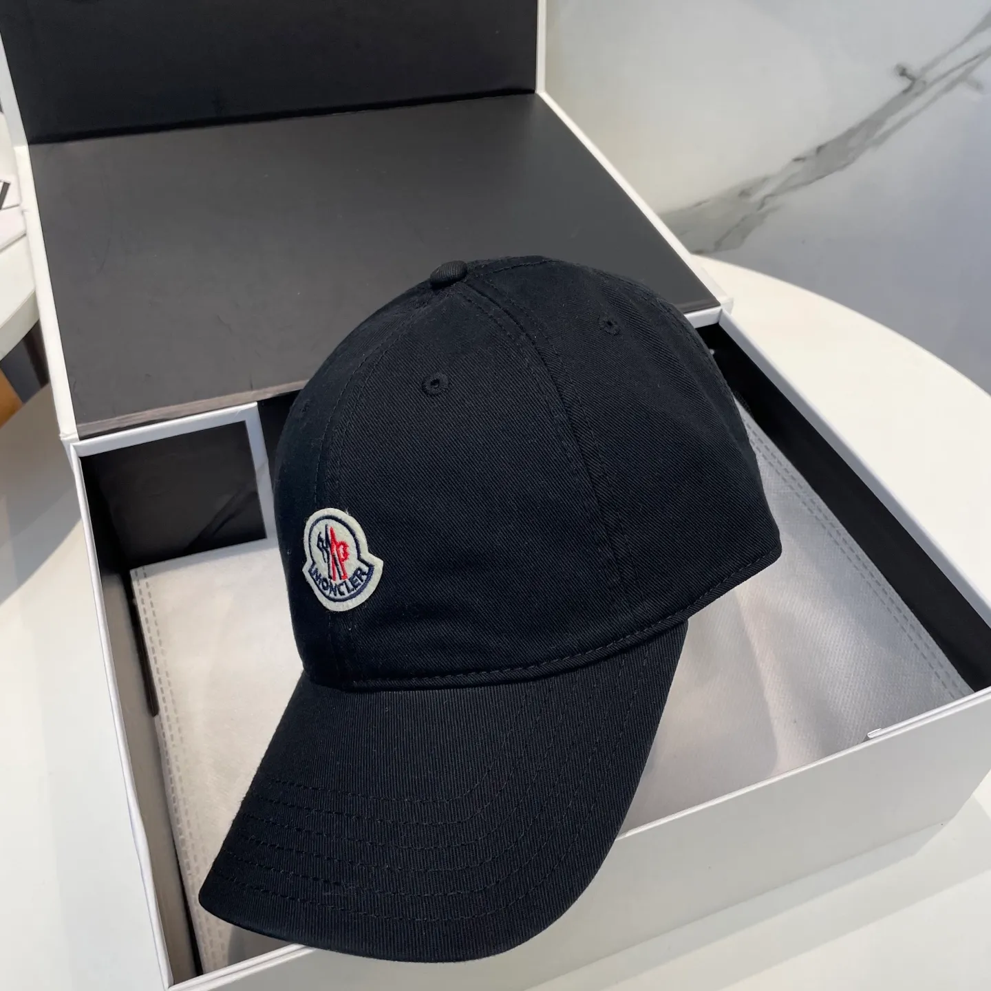 P50 MONCLER new baseball cap, a fashionable street item with a very good style, a favorite among Internet celebrities and fashion bloggers! High quality, comfortable and breathable, concave shape looks good