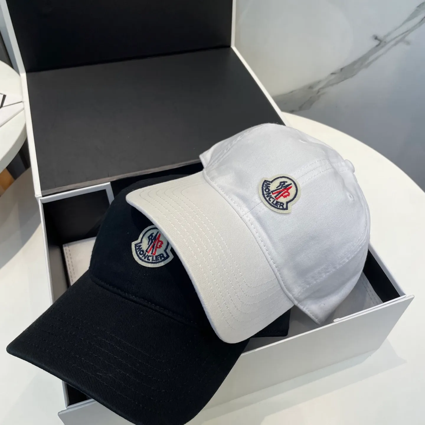 P50 MONCLER new baseball cap, a fashionable street item with a very good style, a favorite among Internet celebrities and fashion bloggers! High quality, comfortable and breathable, concave shape looks good