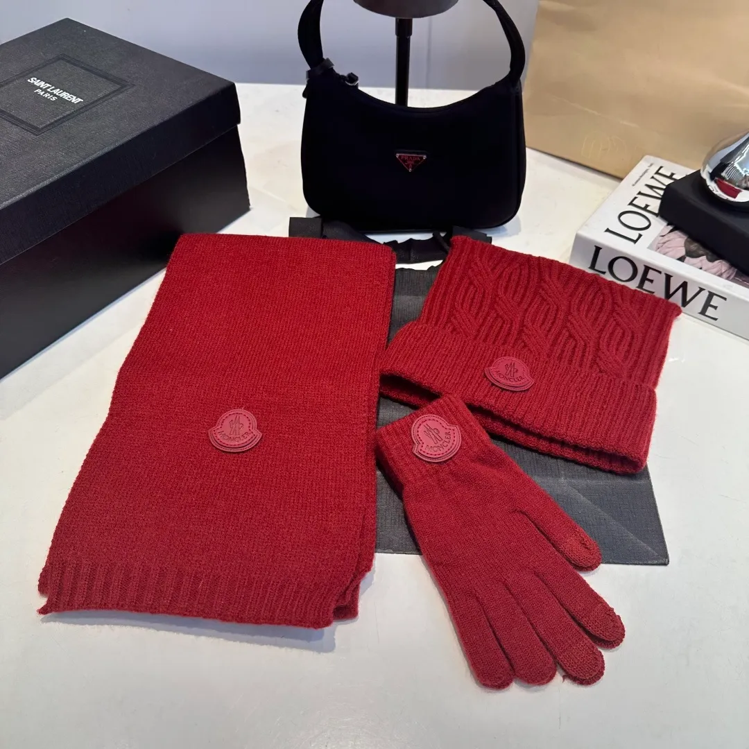 P150 Moncler three-piece muzzle suit autumn and winter cuffed wool knitted beanie. High-quality customization! This must be my favorite of minimalism. It is clean, neat, fashionable and versatile, and will definitely not be picky about your face shape! A fashionable classic that lasts forever! Both men and women are welcome!