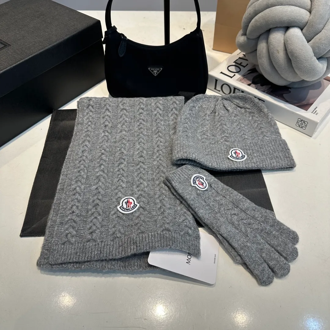 P160 Moncler muzzle suit autumn and winter style cuffed wool knitted beanie High quality customization! This must be my favorite of minimalism. It is clean, neat, fashionable and versatile, and will definitely not be picky about your face shape! A fashionable classic that lasts forever! Both men and women are welcome!